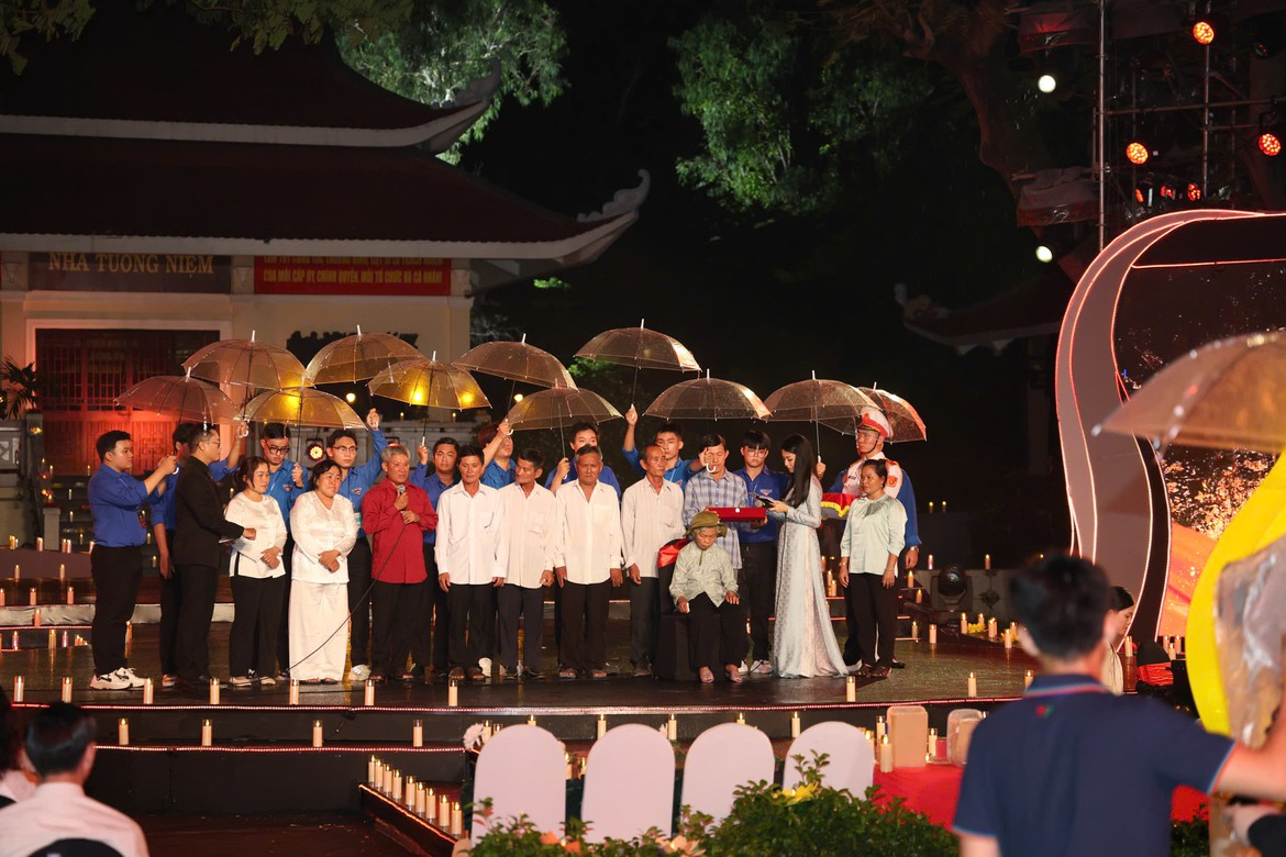 Khoảnh khắc nghẹn ngào khi gia đình liệt sĩ Huỳnh Văn Quên nhận lại kỷ vật sau gần 60 năm