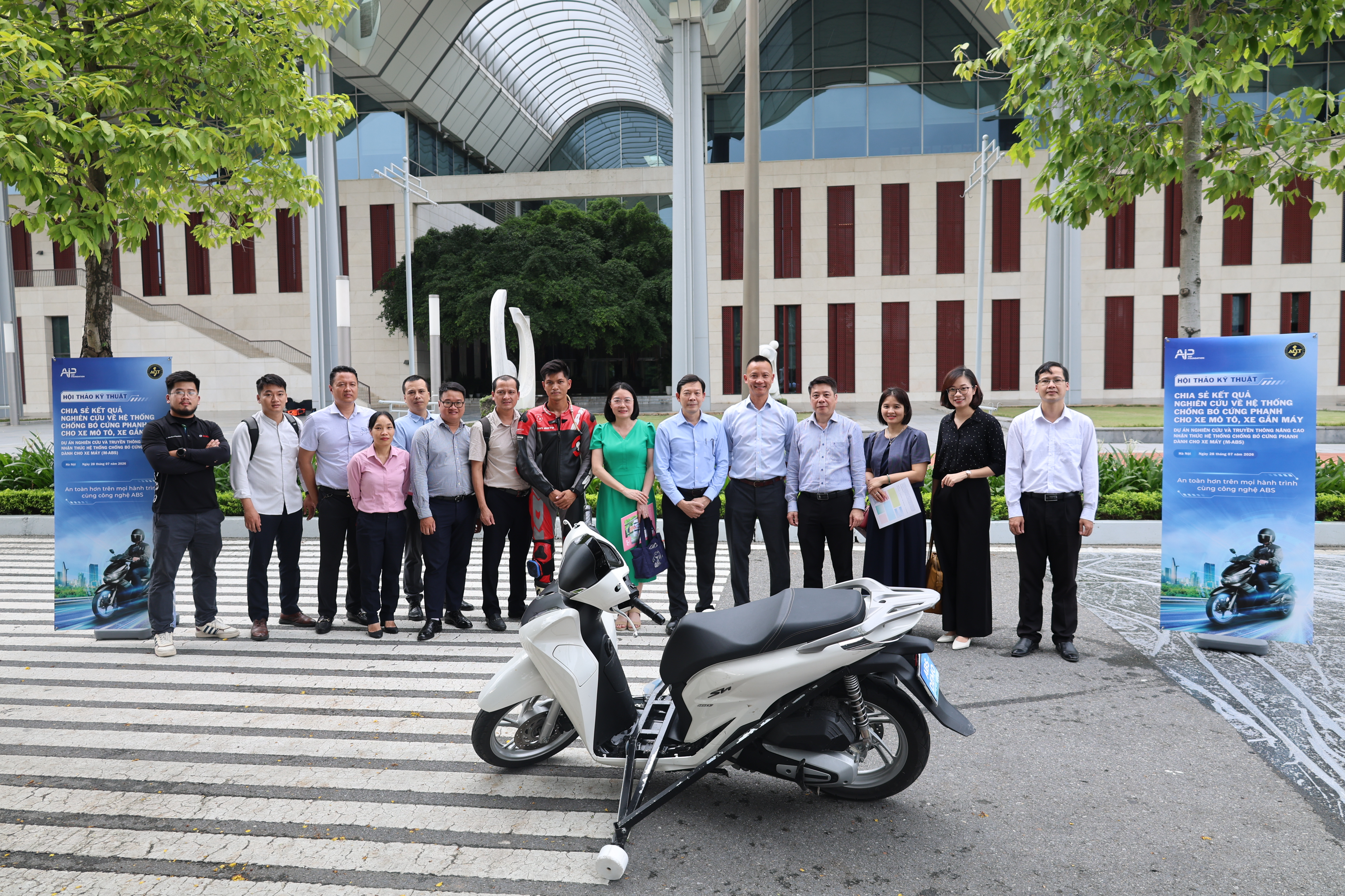 Học viện Chiến lược, bồi dưỡng cán bộ xây dựng phối hợp với tổ chức AIP Foundation chia sẻ kết quả nghiên cứu về hiệu quả hệ thống chống bó cứng phanh (ABS) cho xe mô tô